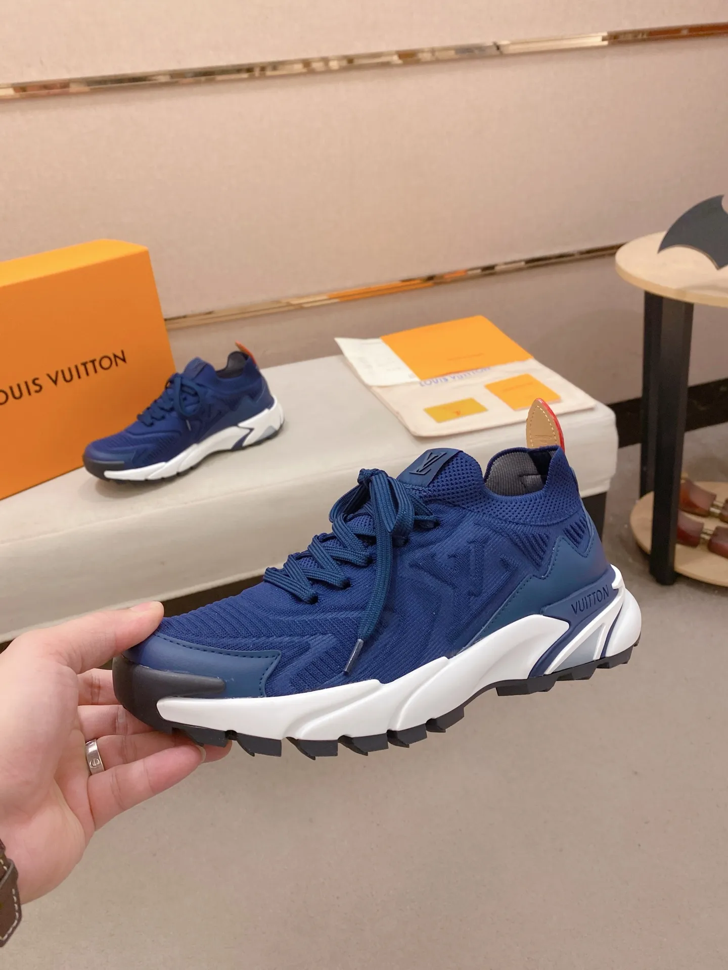 Men's Men's Shoes💰: 620💰The high version of the LV Runner Tatic sneakers are made of a whole piece of technical knitting to create an easy-to-take-on design, and are trimmed with cow leather to outline the upper. The LV logo on the side creates a dynamic feel among the textures, and the leather back strap is shaped like the handle fasteners in the Louis Vuitton leather goods collection. Mixed materials Laces Louis Vuitton accents Rubber outsole with Vuitton logo Size 39-44 Customizable 38.45.46